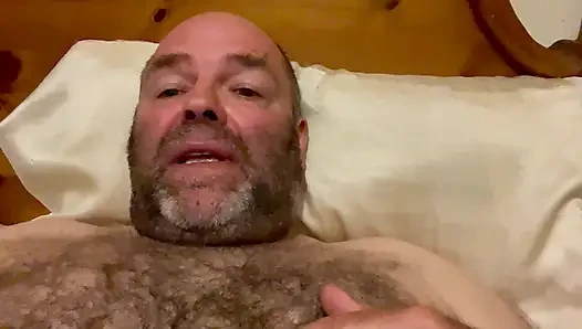 Lanista Bear получает его пахи в сливках и успокаивают из-за красного грубого запрос кожи, Inc камшот