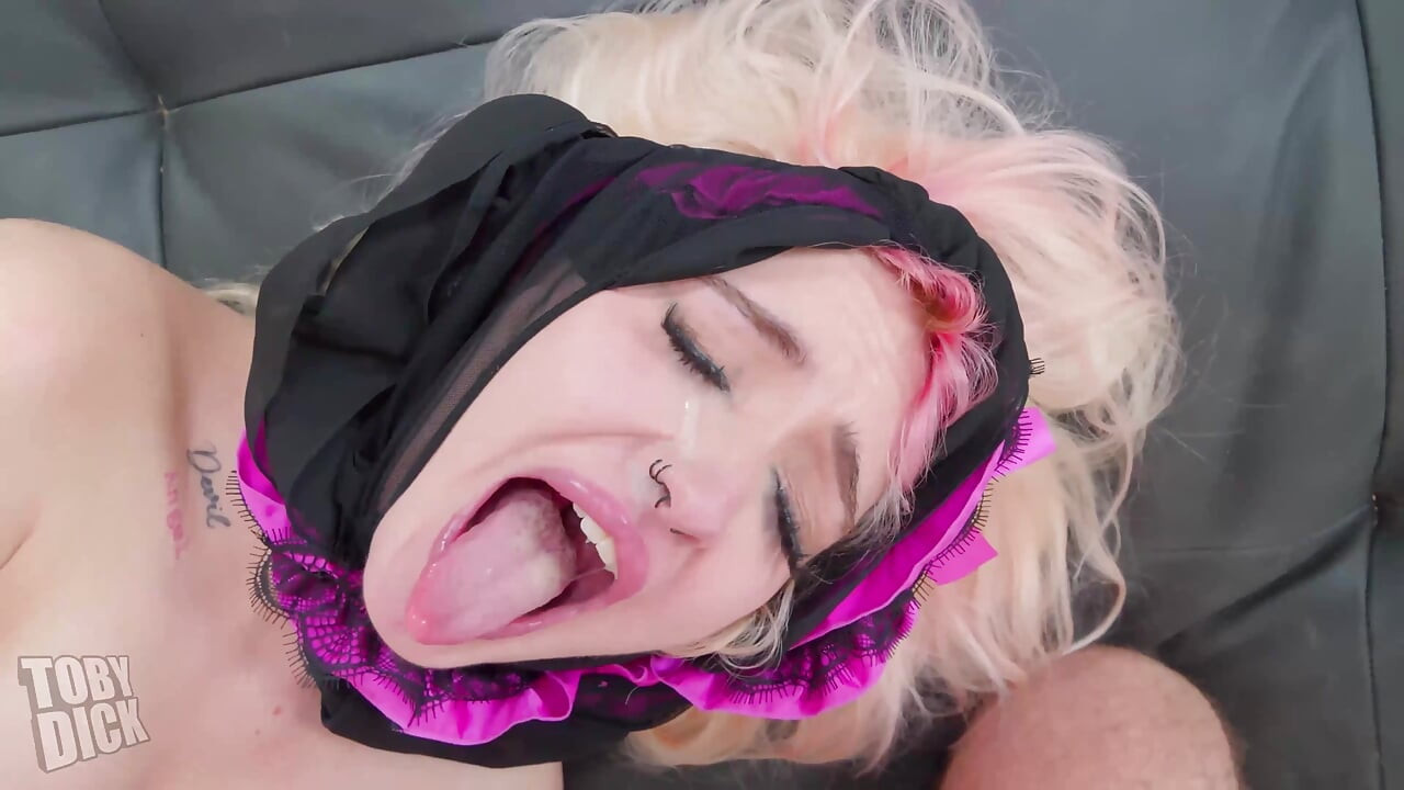 Kecil molek Coed Kitty Marie mengidamkan batang mainan di merata tempat!