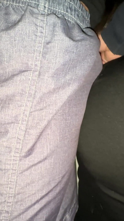 Gadis pantat besar meraba penis orang asing