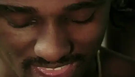 Büyük memeli orta yaşlı seksi kadın yüze boşalmaya kadar büyük zenci yarağına biniyor