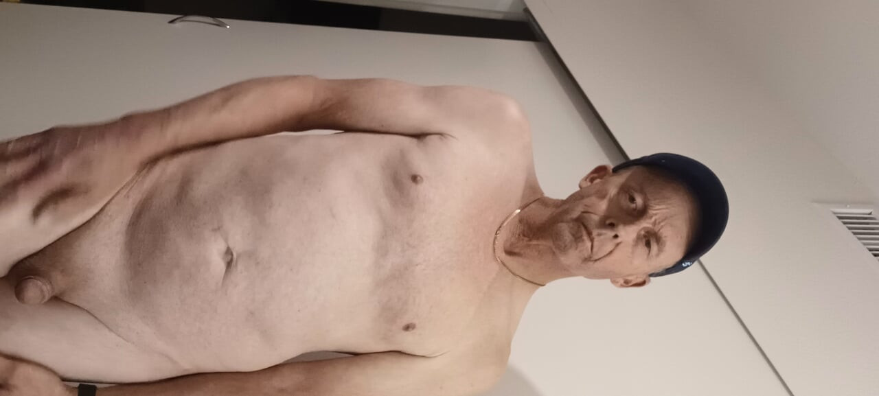 알렌은 온라인으로 자신의 작은 자지를 딸쳐서 자신을 겸손하게 하는 것을 좋아합니다.