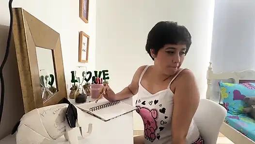 Büyük üvey kız kardeşimi yatakta mastürbasyon yaparken görüyorum, ona sert bir seks ile azgınlığı azaltmaya yardım etmeye karar verdim.