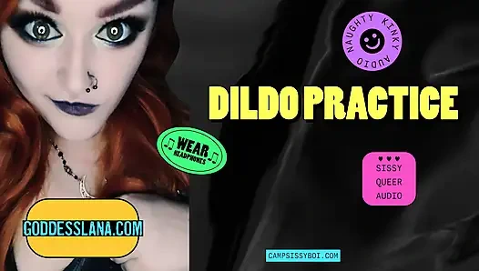 Der sissy-boy im camp präsentiert dildopraxis