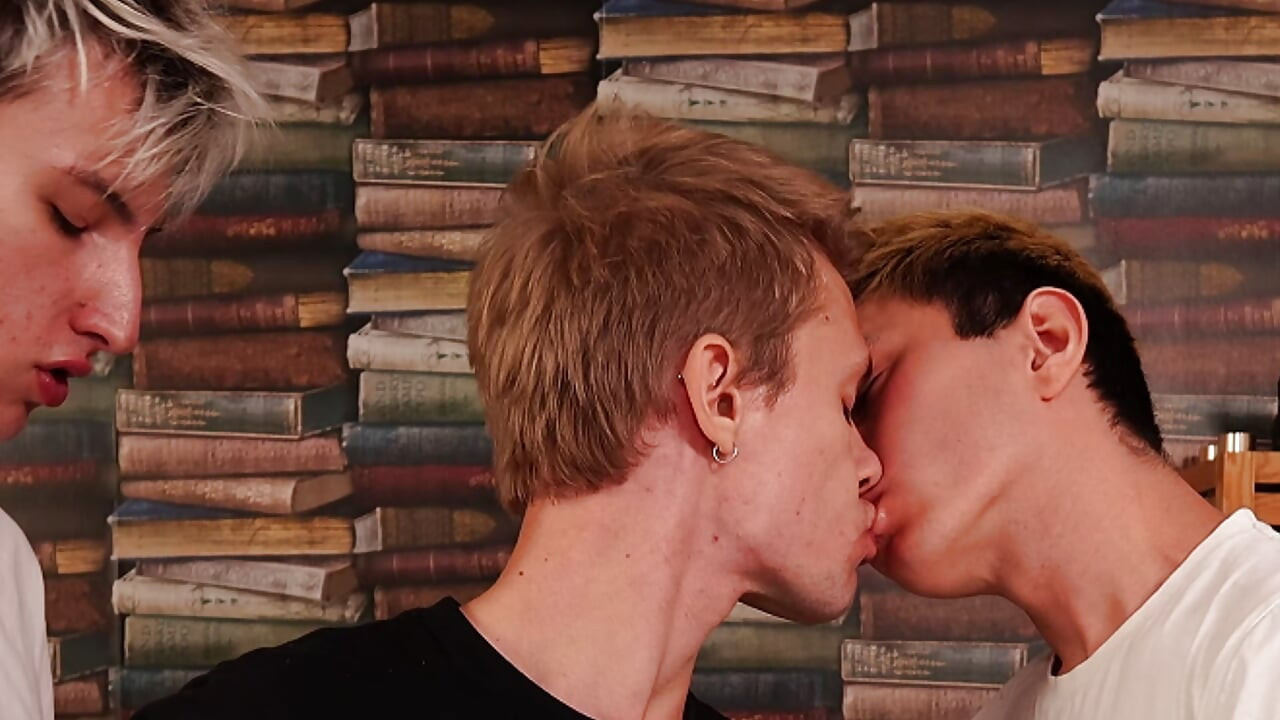 Bagian 1 Dua Twinks Meniduri Bajingan Ketat Pria Lucu