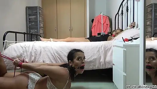 Emma ve Latina: flört uygulaması kabusu, şimdi 2 güzel kız bağlı ve bir yayın balığı tarafından sikiliyor!