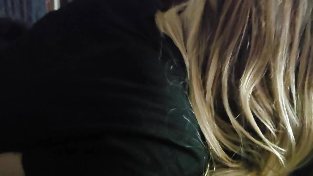 Prava polusestra ušuljala se u moju sobu samo da mi isisa spermu oralni creampie