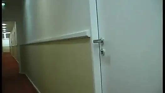 Utangaç genç kız sakso çekiyor ve değerli amını parmaklıyor