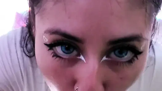 Kolombiyalı tatlı kız beni küçük göğüslerine boşaltıyor, dölümü seviyor!