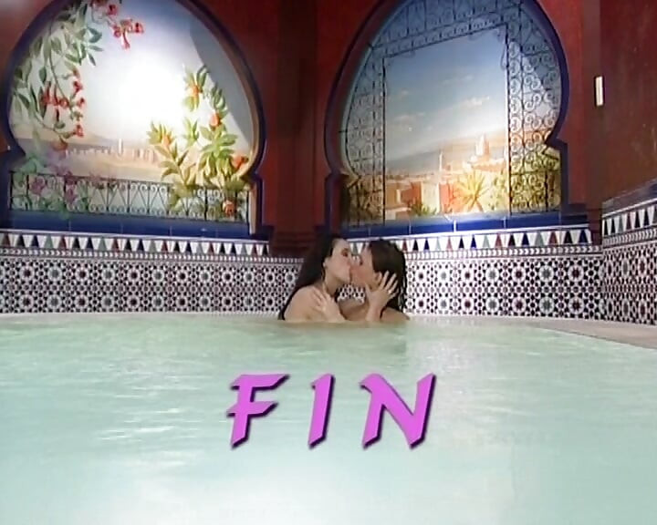 To franske lesbiske, der har det sjovt i badekar