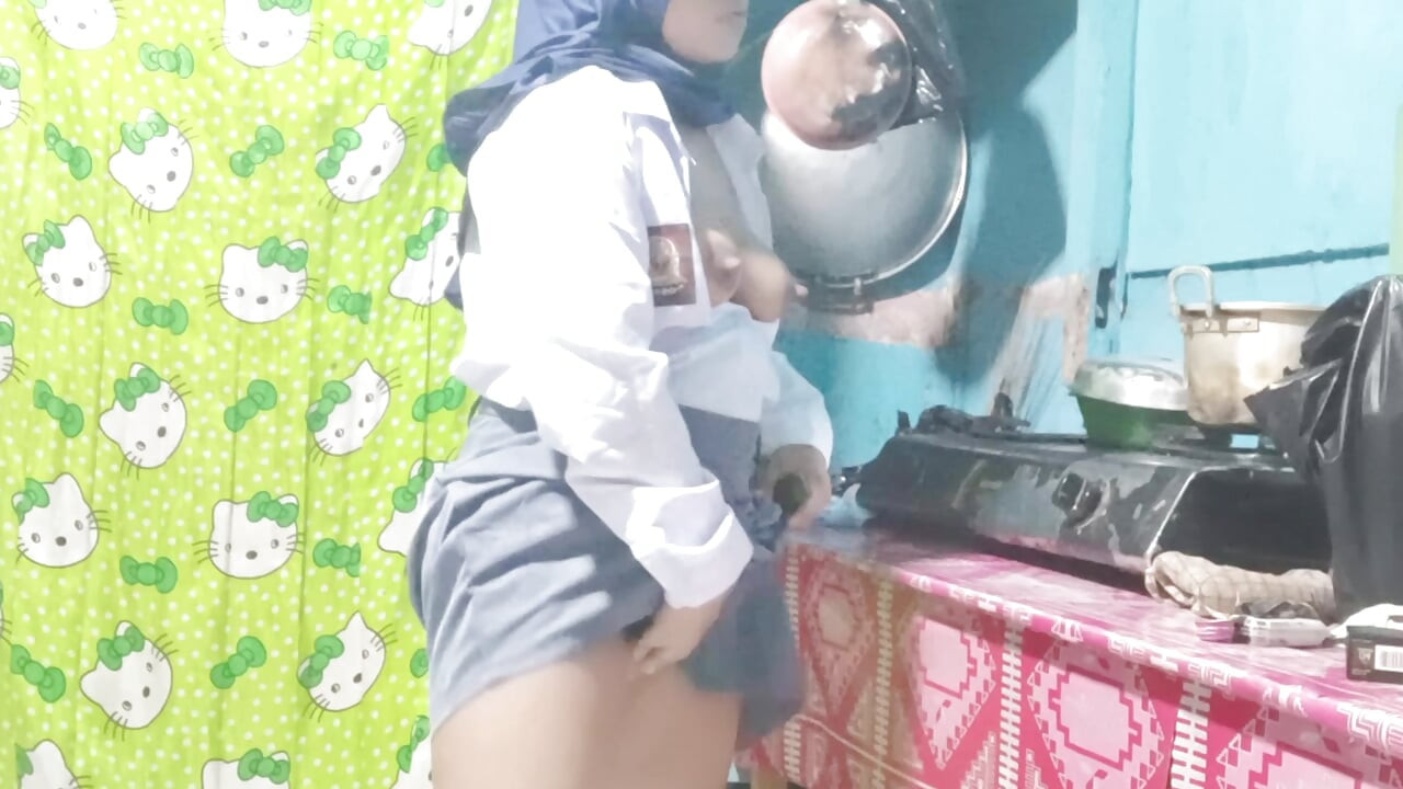 Colegiala se masturba en la cocina con pepinos