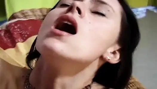 Perfektes französisches schätzchen nimmt schwanz in beide löcher