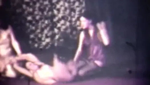 Lesbian mengikat diri mereka sendiri