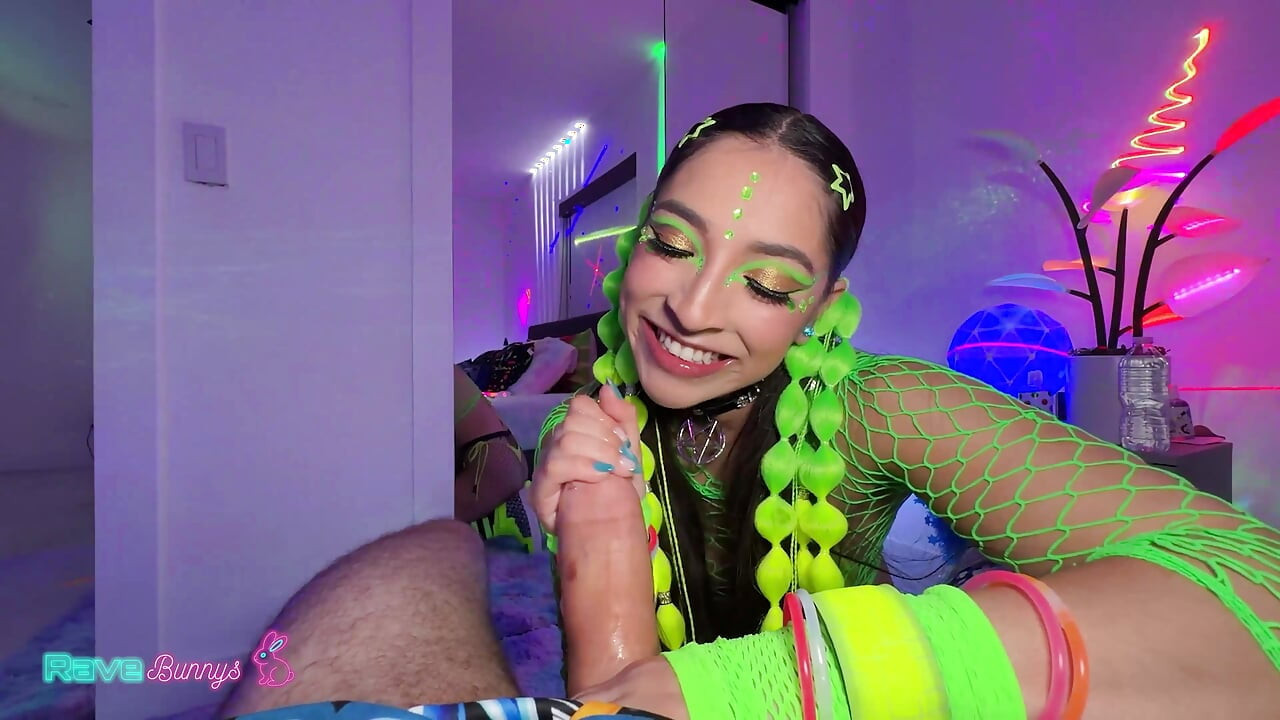 Madison Wilde září elektrický pod UV a běží celou místnost!