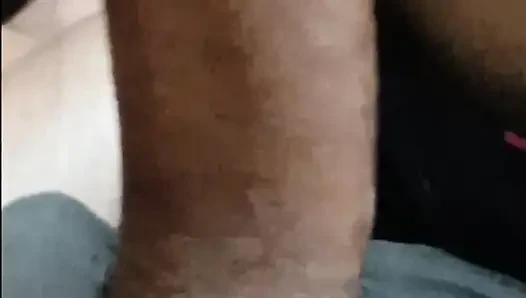 Kız boşalana kadar emmeyi seviyor