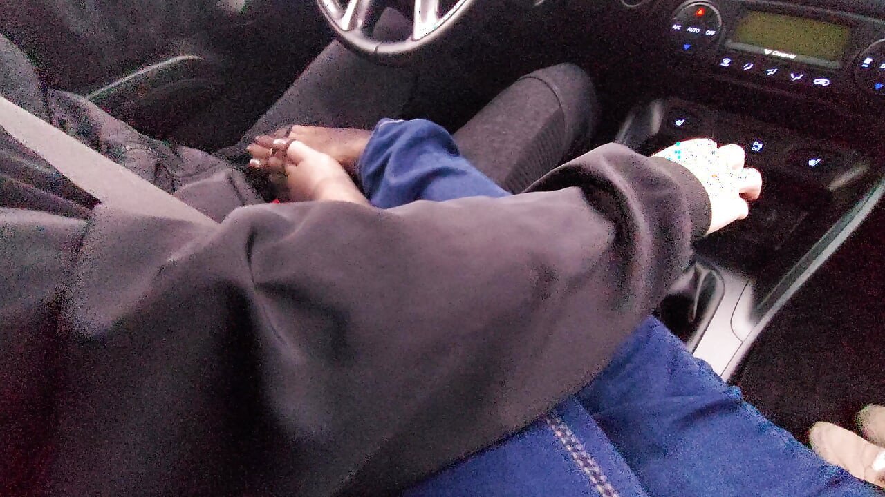 Amateur MILF in jeans and nylon socks gives a taxi driver a footjob
