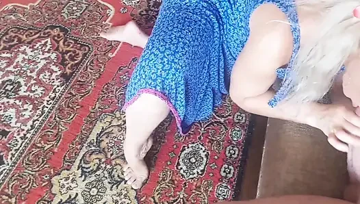 Kaki selena berpose dan nyepong kontol