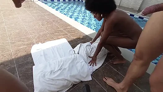 BÖLÜM BIR.... HAVUZDA.. Bir gün arkadaşımla güneşin ve seksin tadını çıkarıyorlar, yüzlerimizi sütle dolduruyorlar kaçırmayın