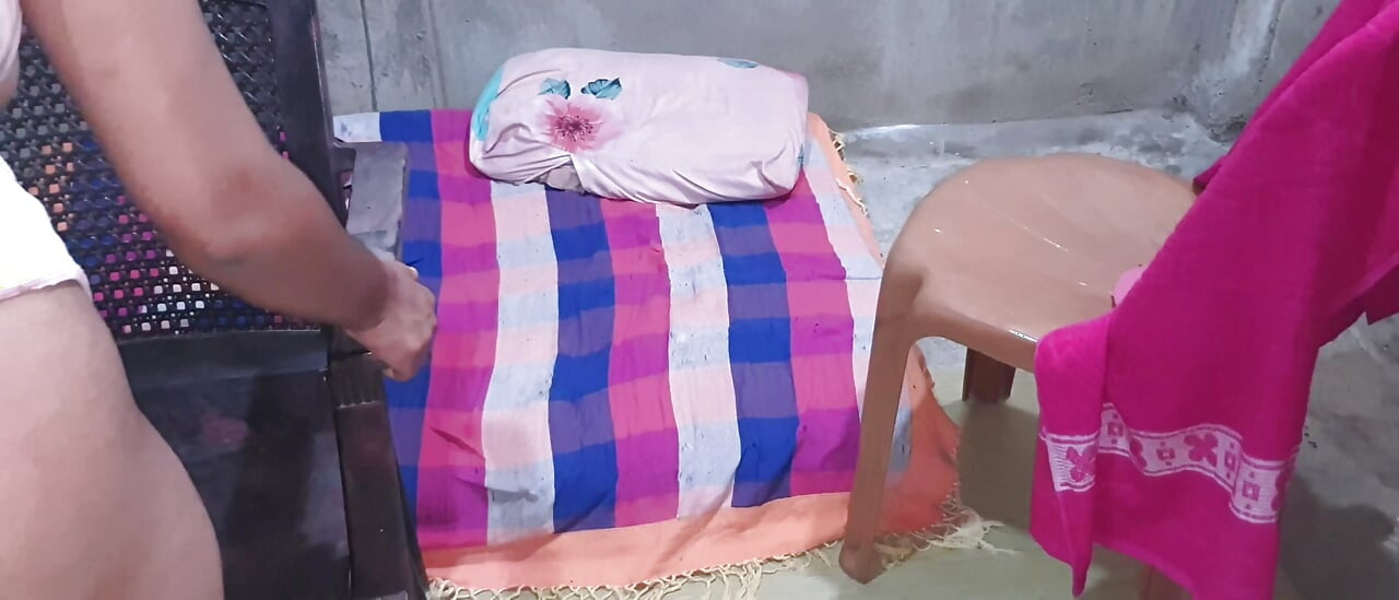 Kocası arkadaşını görüntülü arama yapıyor ve karısını nasıl siktiği gösteriyor