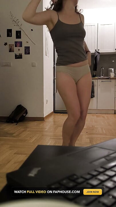 Princesinha em Casa Está Sozinha. Ela Dança
