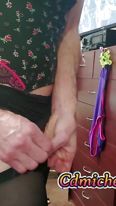 Crossdresser Cdmichelle oblači čipkaste gaćice i donje rublje