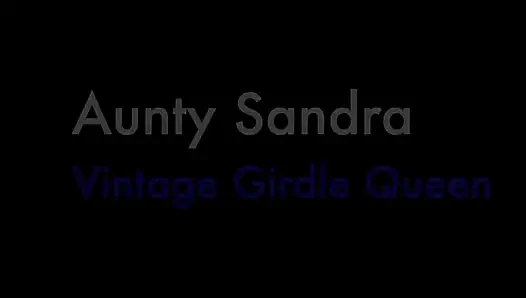 Тетя Sandra на домашних обязанностях, Vgq42