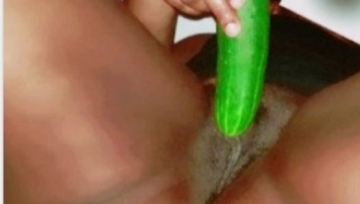 Ragazza stretta si masturba con un cetriolo