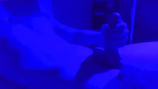 Azgın adam kendi kendine mastürbasyon yapıyor