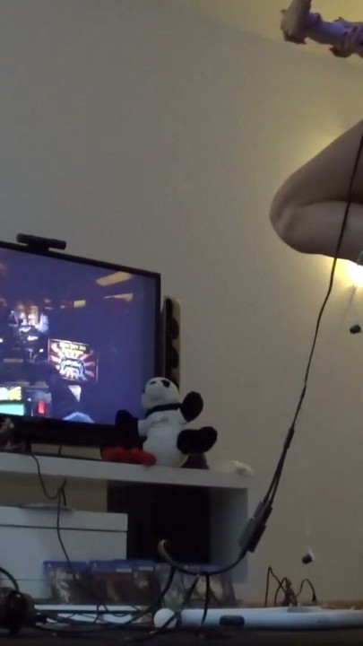 Spiller et horrorspill på ny PlayStation 4 VR med søstrene | Klipp 1
