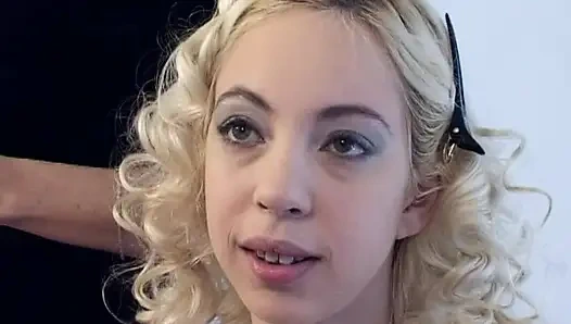 Sevimli latin sarışın Sindy makyajını iki büyük yaraktan ateşli dölle mahvediyor