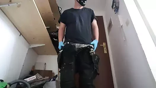 Bei der Nachbarin allein zuhause