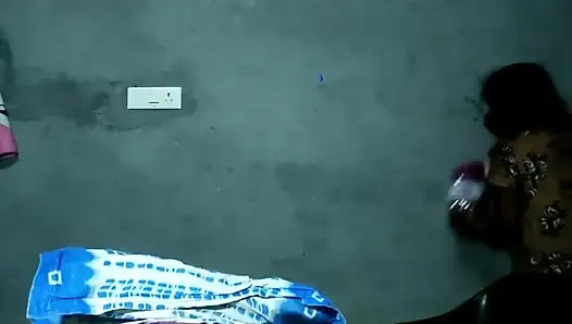 Pagi-pagi istriku masukin timun ke dalam memek dan pantatnya