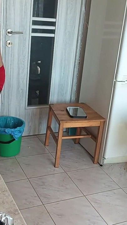 Trenutak koji morate vidjeti iz "Vrućeg amaterskog para koji se zabavlja u kuhinji".