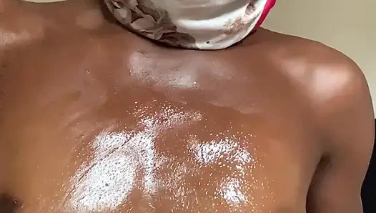 Ateşli minyon genç browngurl234 göğüslerini okşuyor şehvetli anın tadını çıkarıyor