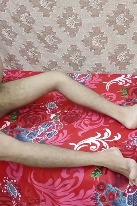 Vruća Indijka Sarika u nestašnoj hindi sceni u spavaćoj sobi