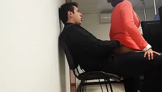 Daha fazla bekleyemiyorum ve ofiste seks yapıyoruz!