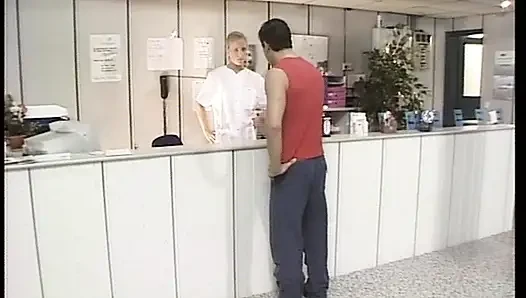 Birinci sınıf sarışın Alman hemşire klinikte yumrukla sikiliyor