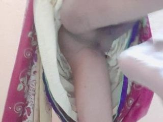 印度变装女郎娘娘腔穿着纱丽服展示鸡巴