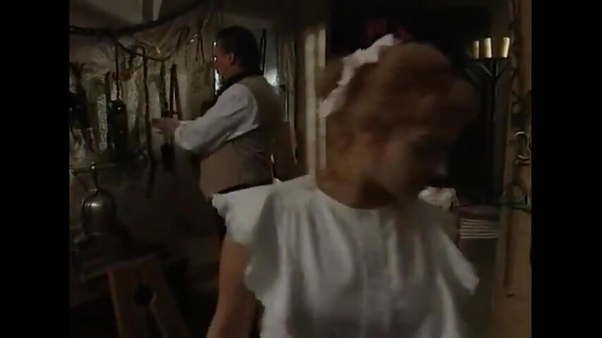 Σαγηνευτική υπηρέτρια παίζει με έναν επισκέπτη του κάστρου