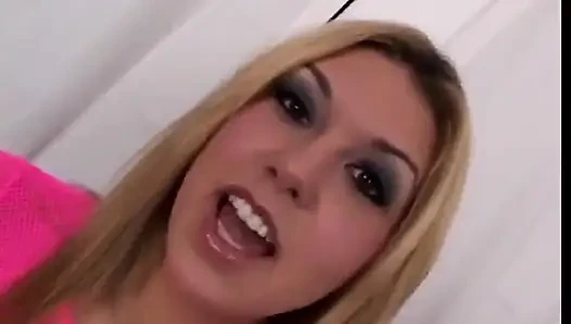 Tiffany Rayne bückt sich und nimmt einen harten schwanz von hinten