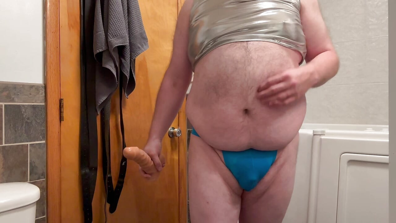 大肚子 chub 在使用假阳具时通过 jockstrap 潮吹