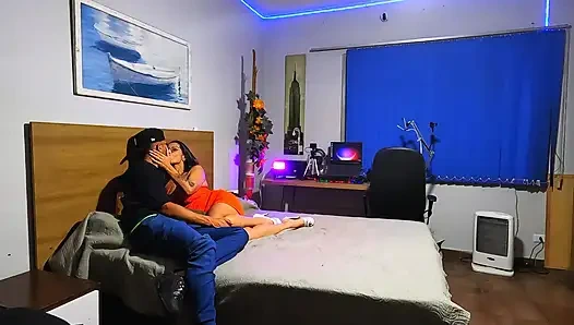 На кухне она опирается на холодильник и просит ещё