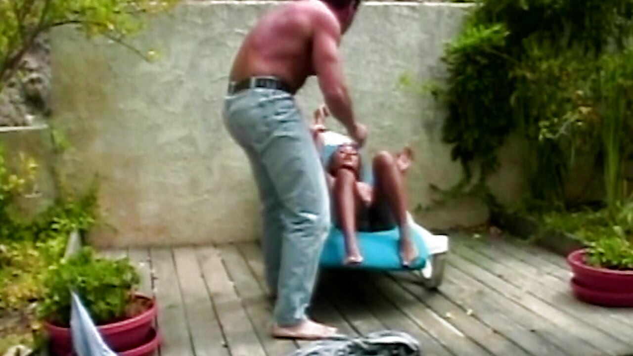 Heißer Poolsex mit Muskelprotz