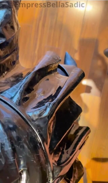 Dildo ukuran raksasa untuk memulai hari liburnya dengan ngentot pantat budak seksnya