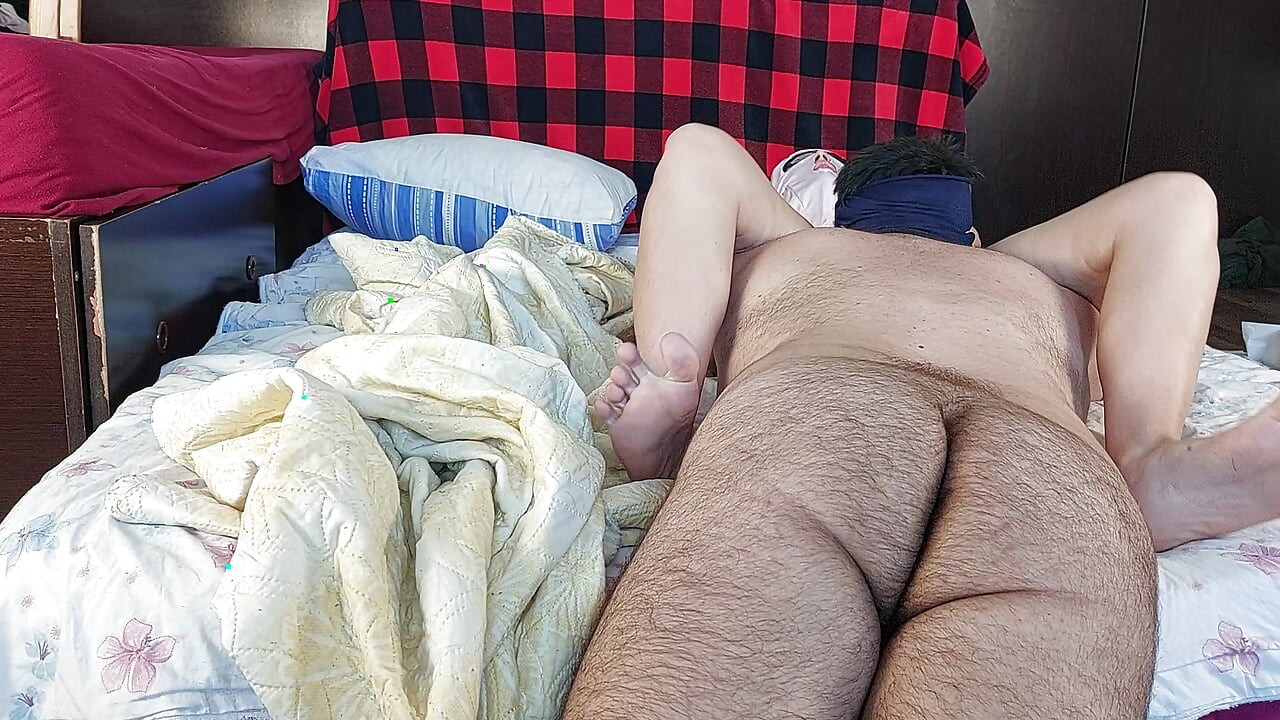 Sensual massage of a hot amateur couple with oil on the body. The woman masturbates me until I do.