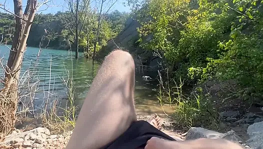 Plajda bir adam, insanlar yakında dinlenirken penisini mastürbasyon yapmaya karar verdi ve aşırı heyecanla bitirdi