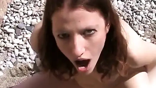 Azgın esmer plajda götünü sikiyor