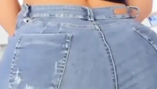 Goyangan pantat montok di balik celana jins
