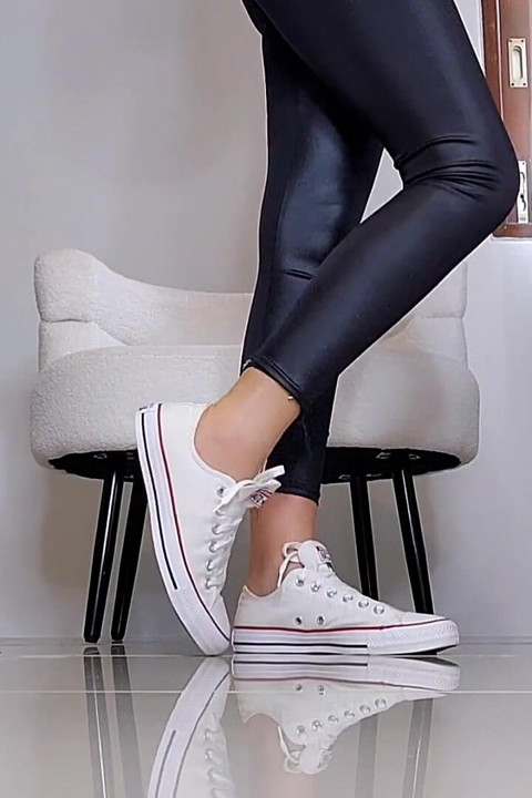Cum-gjennomvåt sneaker-tilbedelse! Jeg slikker og smaker på favorittskoen min