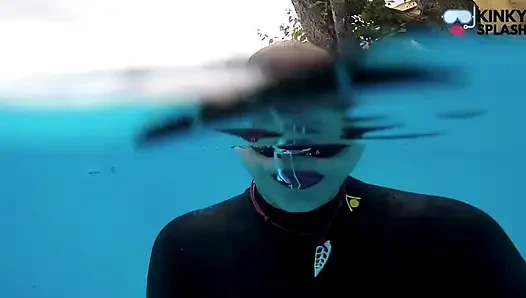 Wetsuit joi bawah air di kolam renang pribadiku