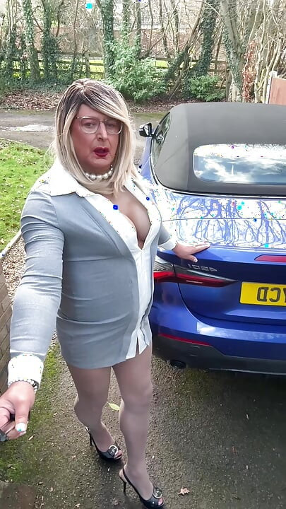 Gri külotlu çorap ve topuklu ayakkabılarla seksi travesti kellycd2022